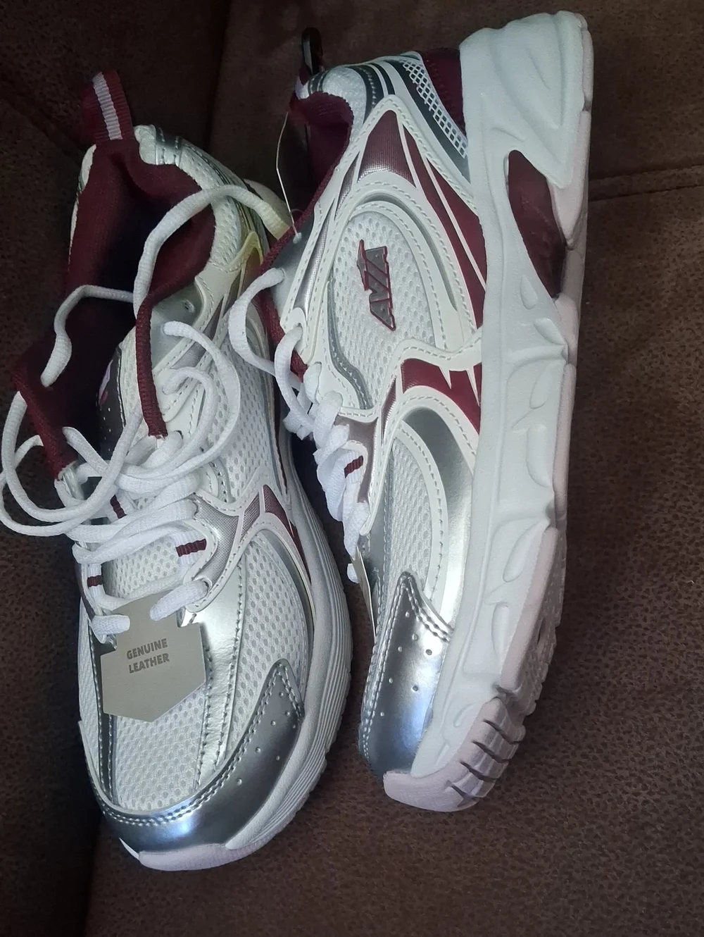 Avia 5000 Sneaker Women’s Athletic Shoes in White & Burgundy Size 8